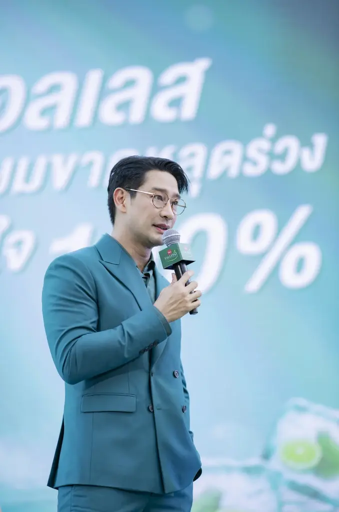 แชมพู  “ฟอลเลส” จัดกิจกรรมกระทบไหล่ “ป้อง - ณวัฒน์ กุลรัตนรักษ์”