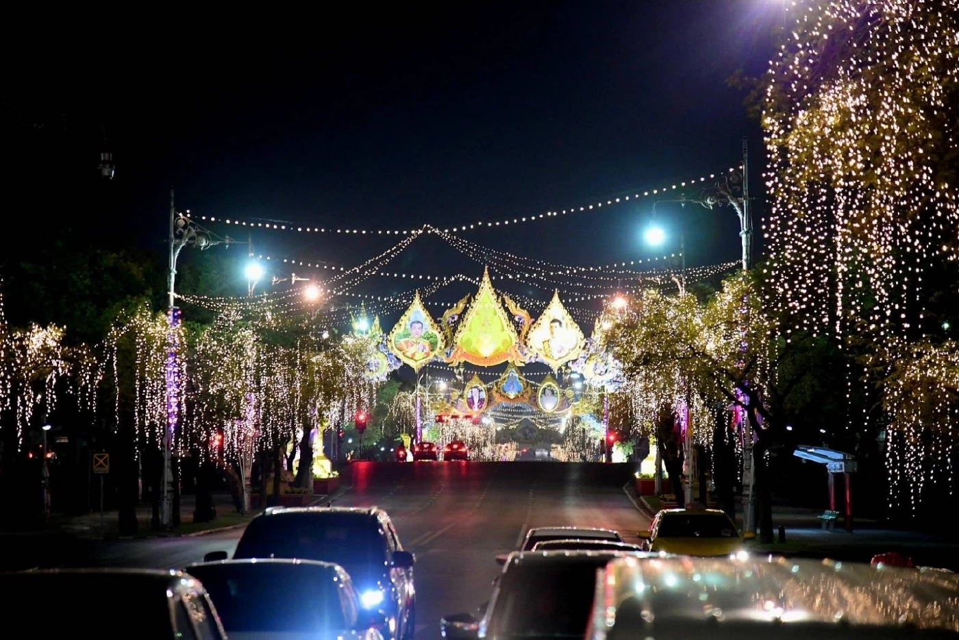 ผู้ว่าการ MEA ลงพื้นที่ตรวจการติดตั้งไฟประดับปีใหม่ ถนนราชดำเนิน