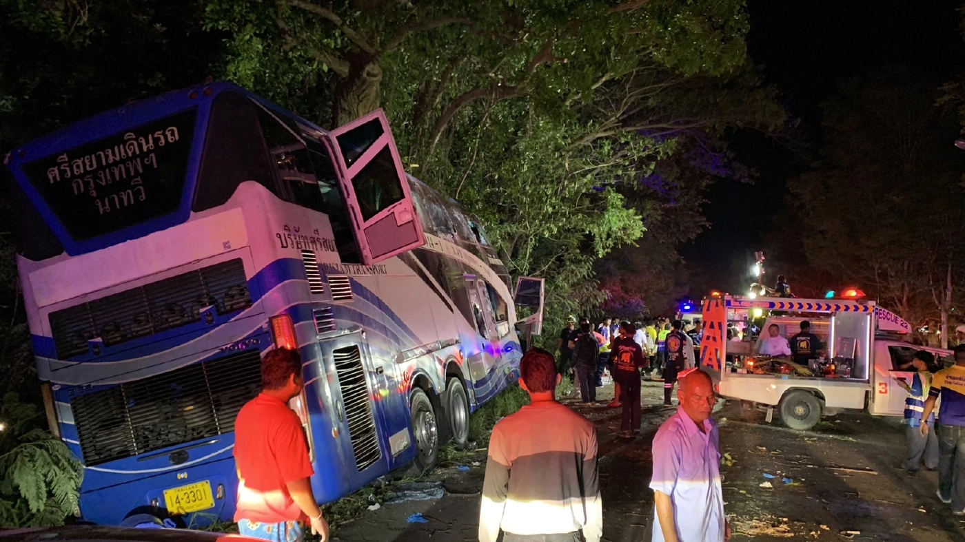 รถทัวร์สาย กทม.-นาทวี ตกถนนชนต้นไม้ มีผู้เสียชีวิต 14 ราย บาดเจ็บจำนวนมาก