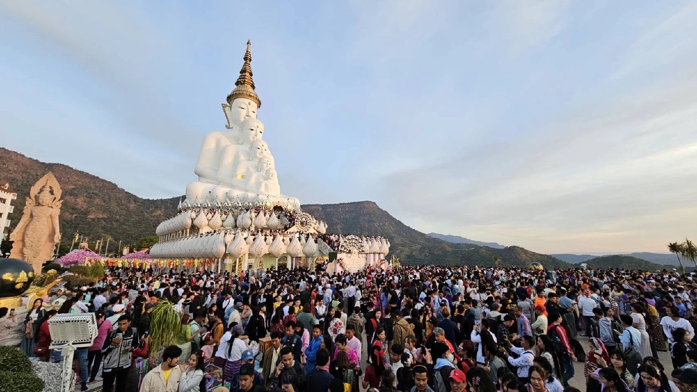 ผู้คนหลั่งไหล แห่ทำบุญแน่น วัดพระธาตุผาซ่อนแก้ว ช่วงหยุดยาวปีใหม่