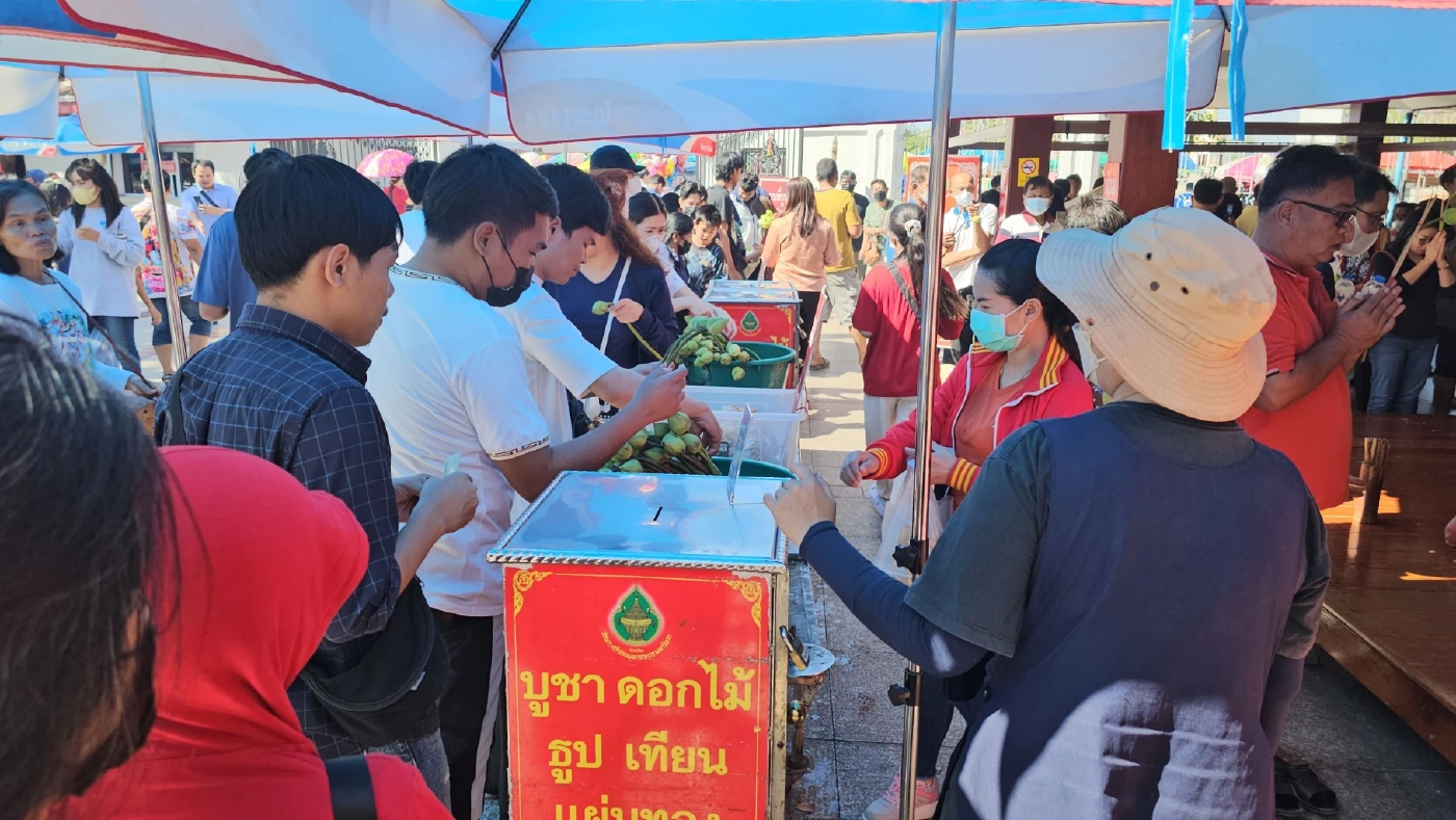 นักท่องเที่ยวแวะกราบไหว้ขอพร "พระพุทธชินราช" ช่วงวันหยุดยาวคึกคัก