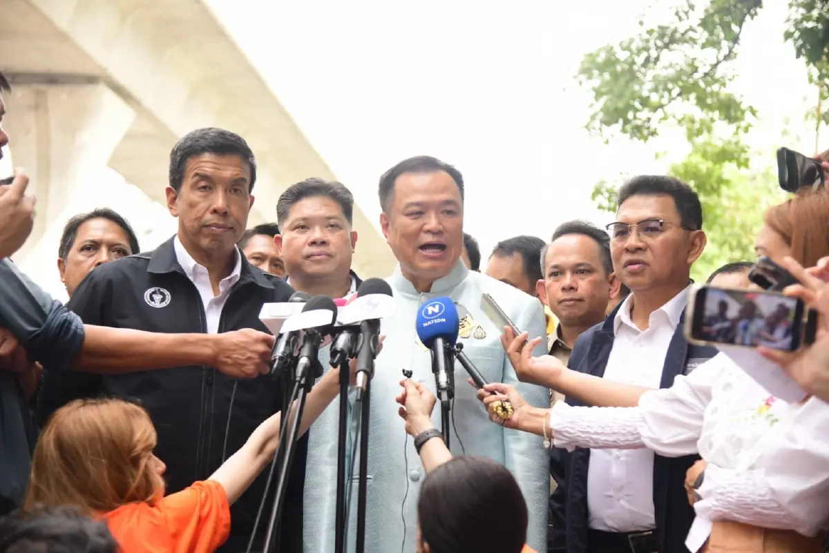 มท.1 ร่วมรื้อเสาไฟฟ้าต้นสุดท้าย พร้อมเนรมิตพหลโยธิน ถนนสวยไร้เสาสาย