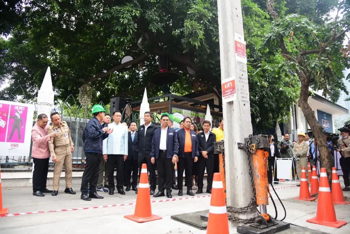 มท.1 ร่วมรื้อเสาไฟฟ้าต้นสุดท้าย พร้อมเนรมิตพหลโยธิน ถนนสวยไร้เสาสาย