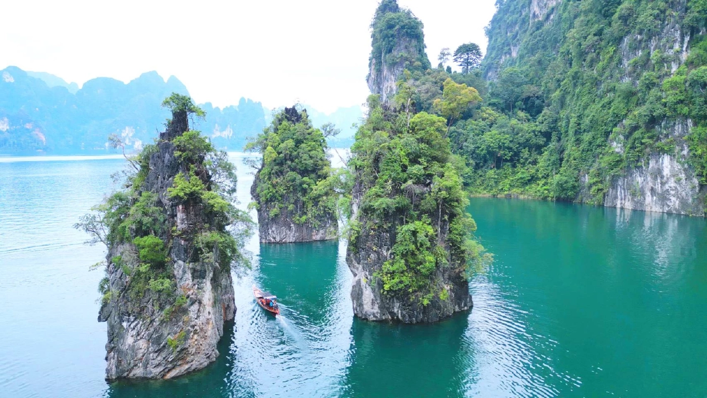 ชี้เป้าที่เที่ยว คนรักธรรมชาติห้ามพลาด ล่องเรือชมกุ้ยหลินเมืองไทย จ.สุราษฎร์ฯ