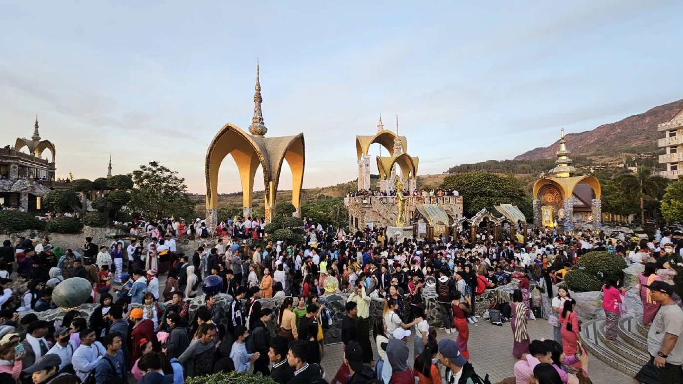 ผู้คนหลั่งไหล แห่ทำบุญแน่น วัดพระธาตุผาซ่อนแก้ว ช่วงหยุดยาวปีใหม่