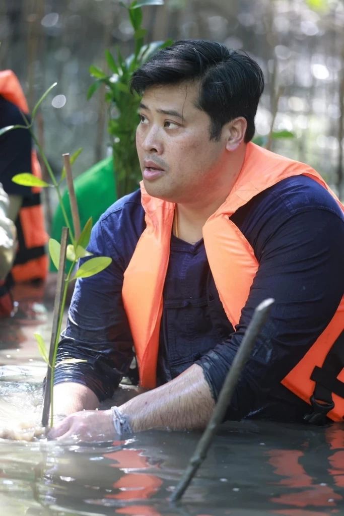 "ท่านอ้น" โพสต์ภาพปลูกป่าโกงกาง พร้อมแคปชัน"ธรรมชาติบำบัด สร้างสมดุลย์"