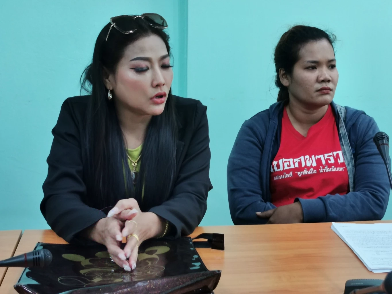 เดือดกว่าน้ำร้อน! แม่ค้าบุกเทลูกชิ้น-สาดน้ำจิ้ม หน้าศาลากลางประจวบฯ