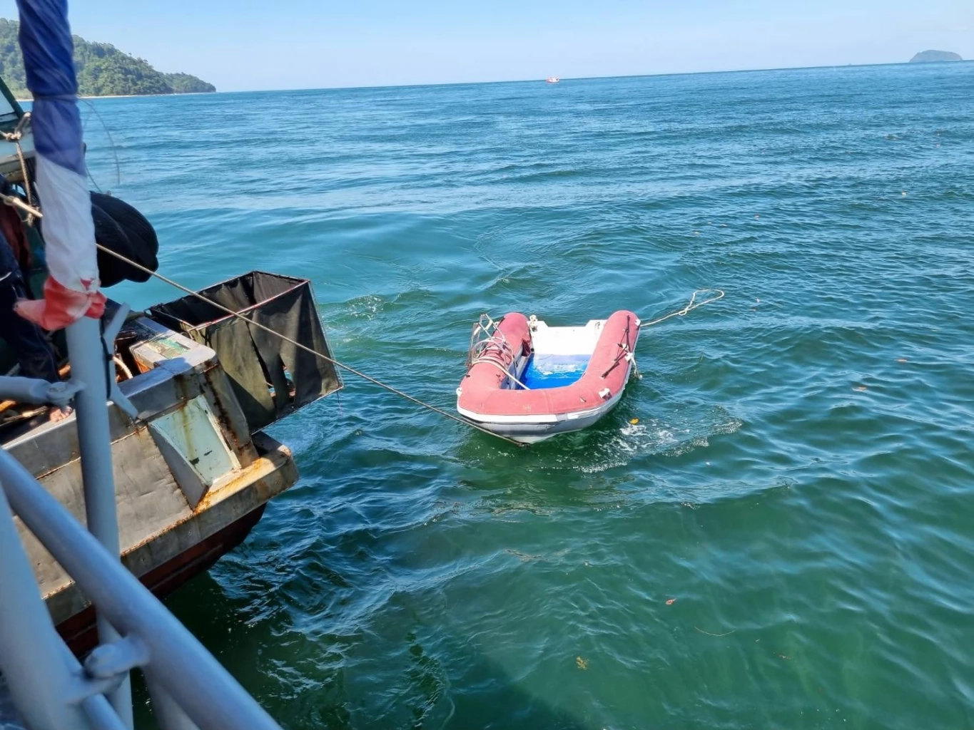 เร่งค้นหานักท่องเที่ยวอังกฤษ-กุ๊กชาวไทย สูญหายจากเหตุเรือทัวร์ดำน้ำล่ม