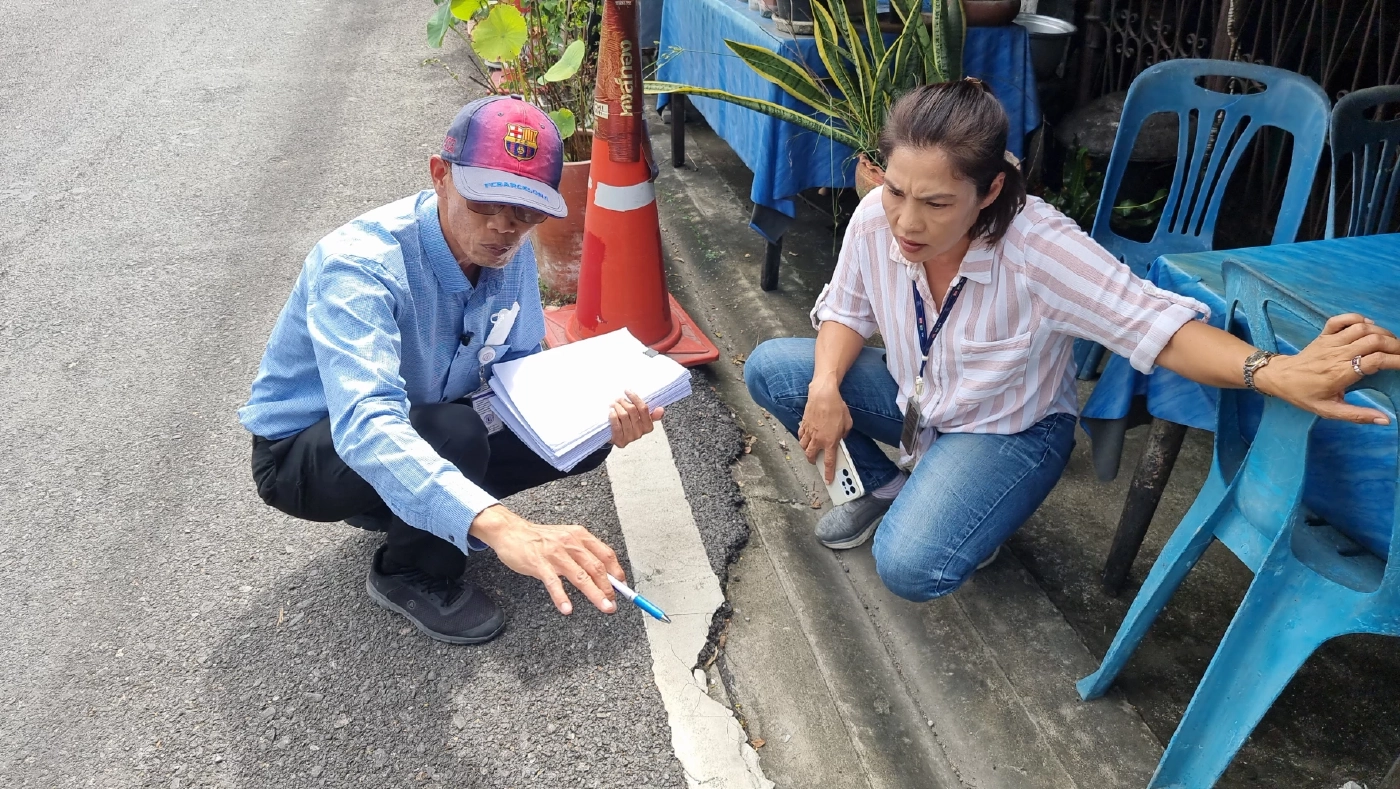 เพจดังโพสต์ภาพถนน ย่านนนทบุรี ลาดยางหนาไม่ถึง 5 ซม.ไม่ตรงตามป้ายโครงการบอก