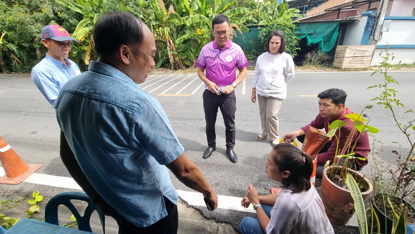 เพจดังโพสต์ภาพถนน ย่านนนทบุรี ลาดยางหนาไม่ถึง 5 ซม.ไม่ตรงตามป้ายโครงการบอก