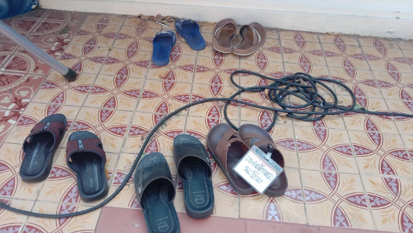 สีสันสุดฮา! กลัวเกิบหาย พระเขียนป้ายติดไว้ "รองเท้าพระนะโยม"