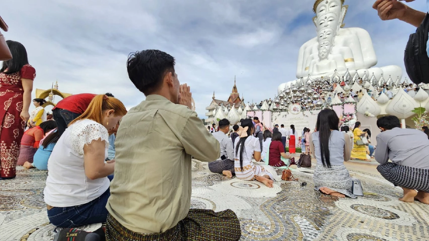ผู้คนหลั่งไหล แห่ทำบุญแน่น วัดพระธาตุผาซ่อนแก้ว ช่วงหยุดยาวปีใหม่