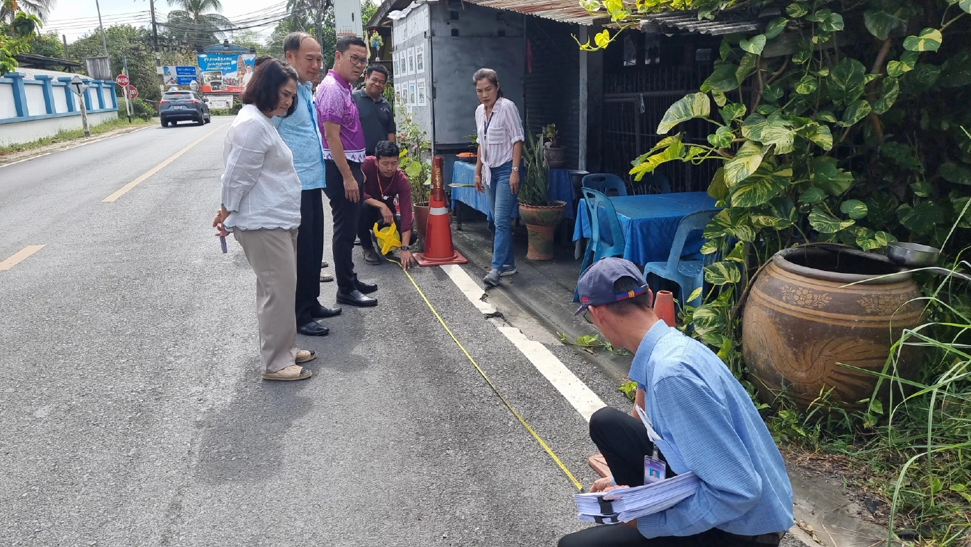 เพจดังโพสต์ภาพถนน ย่านนนทบุรี ลาดยางหนาไม่ถึง 5 ซม.ไม่ตรงตามป้ายโครงการบอก