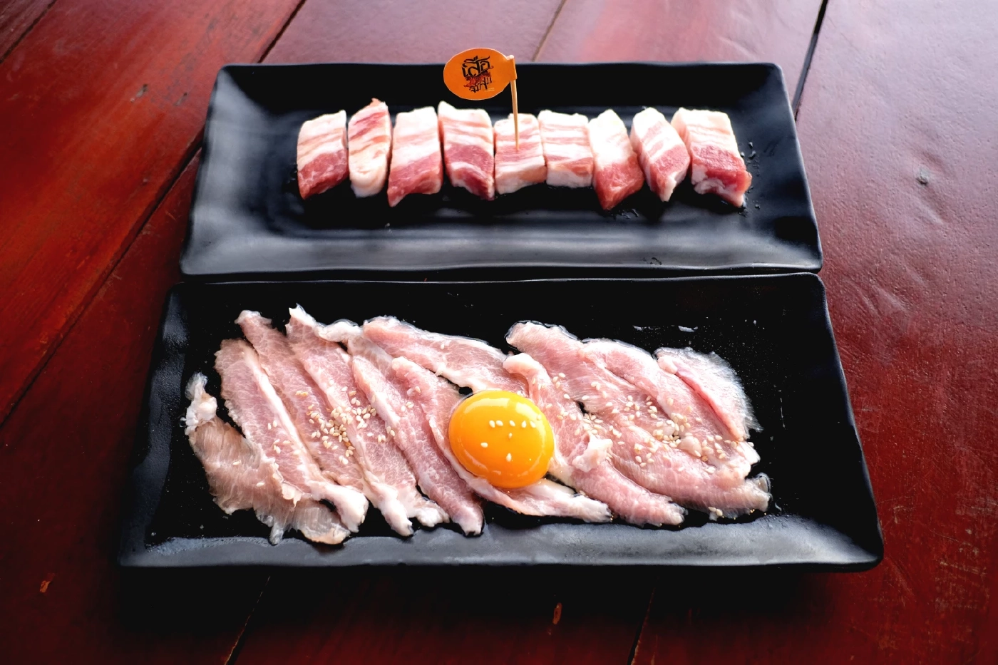 สามชั้นขยุ้มน้ำปลาตราเสือ และ คอหมูอีหลีหมักนุ่มตอกไข่