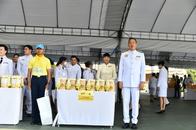 นายกฯ เป็นประธานพิธีเจริญพระพุทธมนต์ ทำบุญตักบาตร เนื่องในวันที่ 5 ธันวาคม