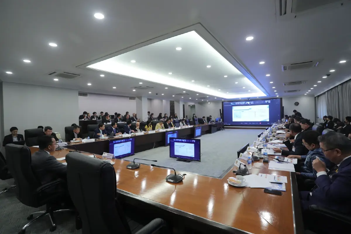 สมศักดิ์ นั่งหัวโต๊ะประชุมแก้ปัญหา น้ำท่วมภาคใต้