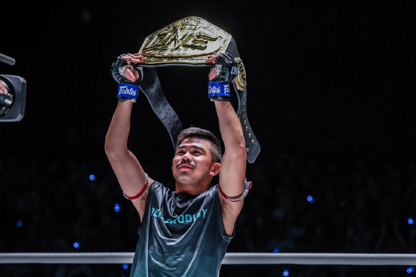 พระจันทร์ฉาย พีเค.แสนชัย