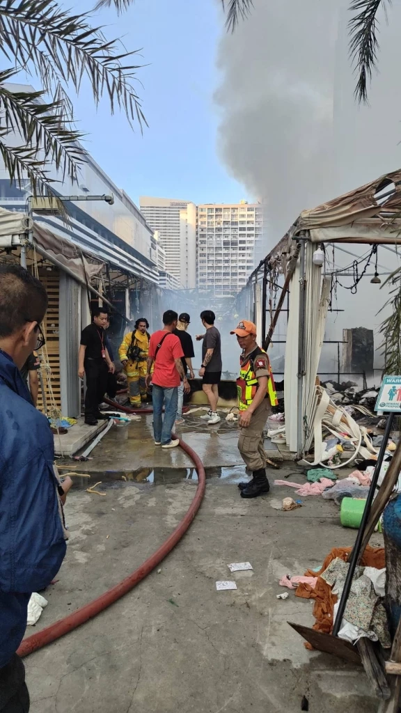 ด่วน! ไฟไหม้ร้านค้า ตลาดจ๊อดแฟร์ พระราม 9 เจ้าหน้าที่ดับเพลิงเร่งระงับเหตุ