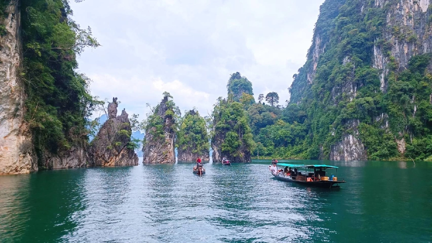 ชี้เป้าที่เที่ยว คนรักธรรมชาติห้ามพลาด ล่องเรือชมกุ้ยหลินเมืองไทย จ.สุราษฎร์ฯ