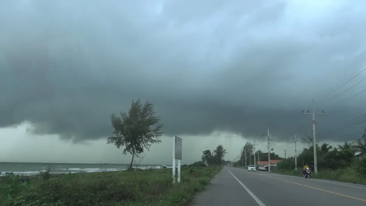 พยากรณ์อากาศวันนี้ ภาคใต้ คลื่นลมแรง และ ฝนตกหนักถึงหนักมาก
