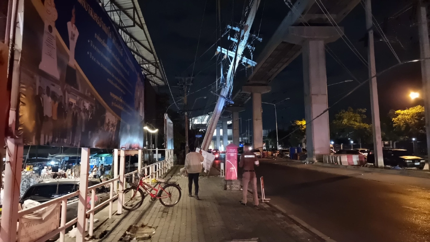 ด่วน! รางรถไฟฟ้าสายสีชมพู ร่วงหล่นยาวกว่า 5 กม. ทับรถพังยับ เสาไฟฟ้าแทบล้ม