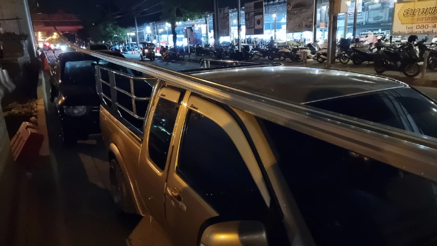 ด่วน! รางรถไฟฟ้าสายสีชมพู ร่วงหล่นยาวกว่า 5 กม. ทับรถพังยับ เสาไฟฟ้าแทบล้ม