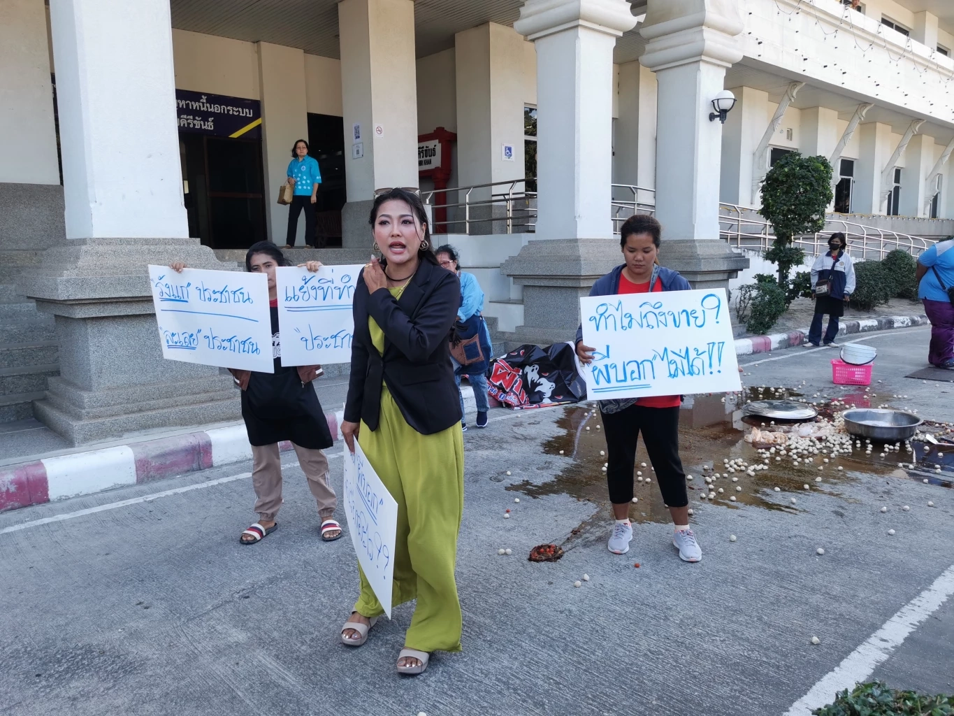 เดือดกว่าน้ำร้อน! แม่ค้าบุกเทลูกชิ้น-สาดน้ำจิ้ม หน้าศาลากลางประจวบฯ