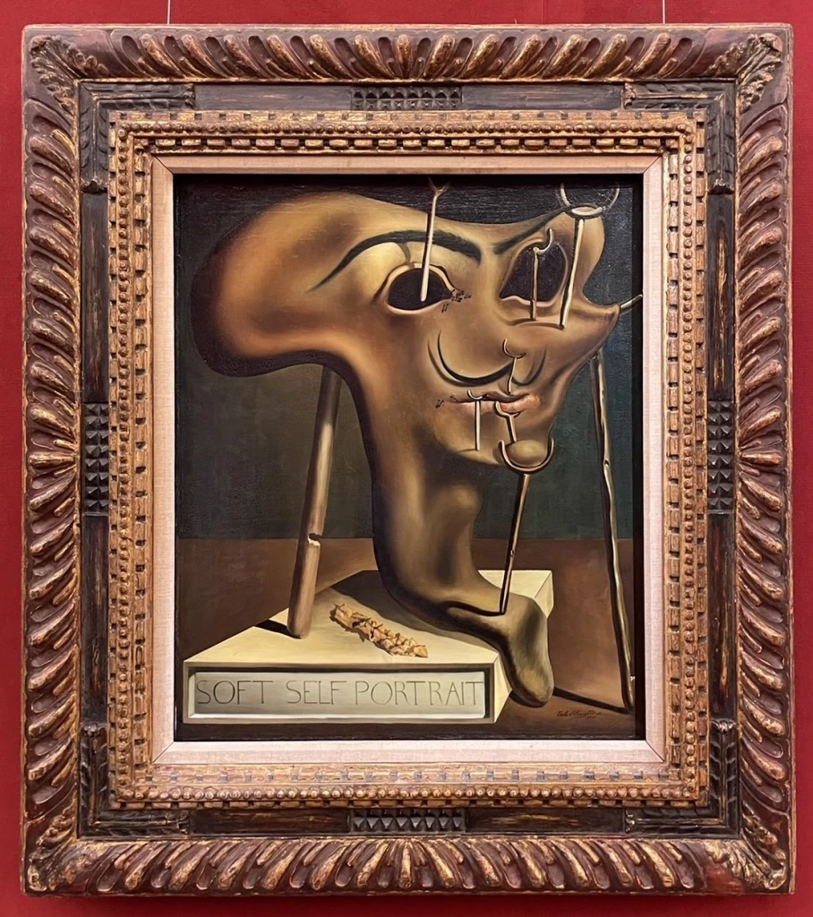 Soft Self-Portrait with Fried Bacon (1941), Salvador Dalí. ภาพถ่ายโดย: ภาณุ บุญพิพัฒนาพงศ์