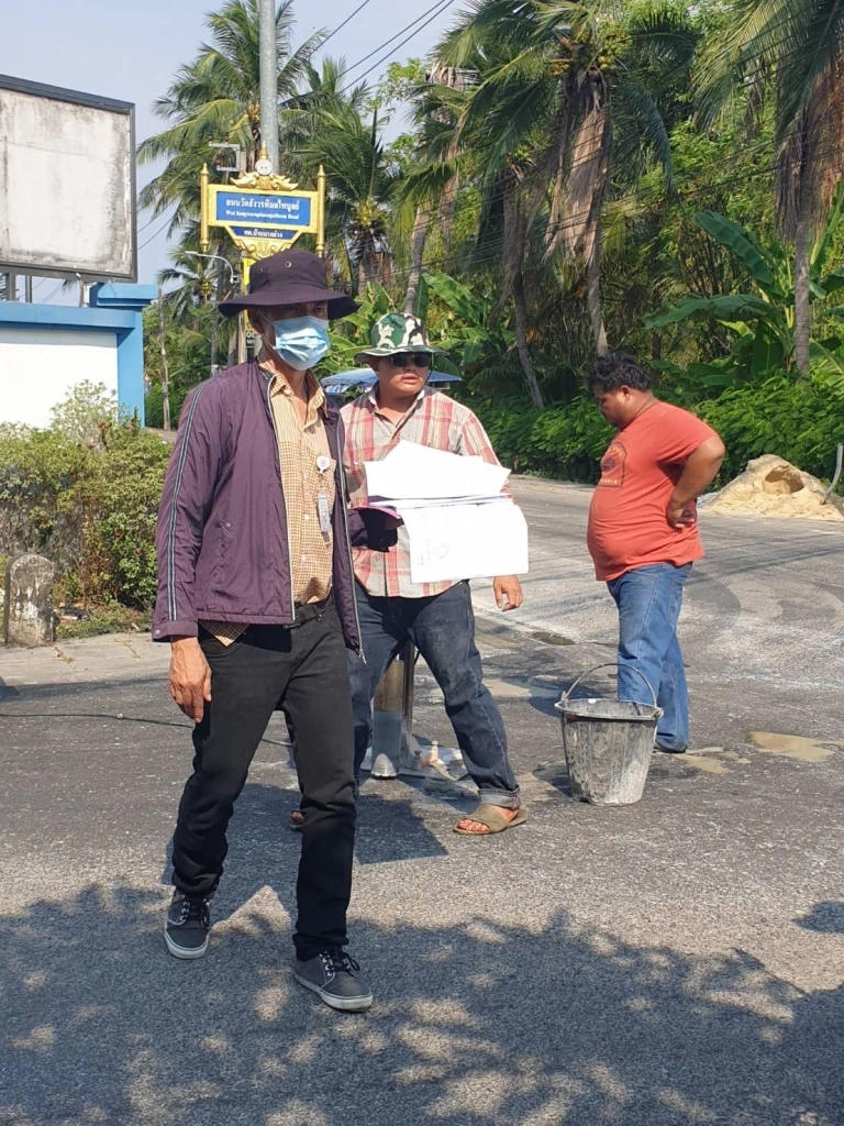 เพจดังโพสต์ภาพถนน ย่านนนทบุรี ลาดยางหนาไม่ถึง 5 ซม.ไม่ตรงตามป้ายโครงการบอก