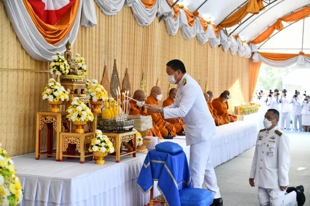 นายกฯ เป็นประธานพิธีเจริญพระพุทธมนต์ ทำบุญตักบาตร เนื่องในวันที่ 5 ธันวาคม