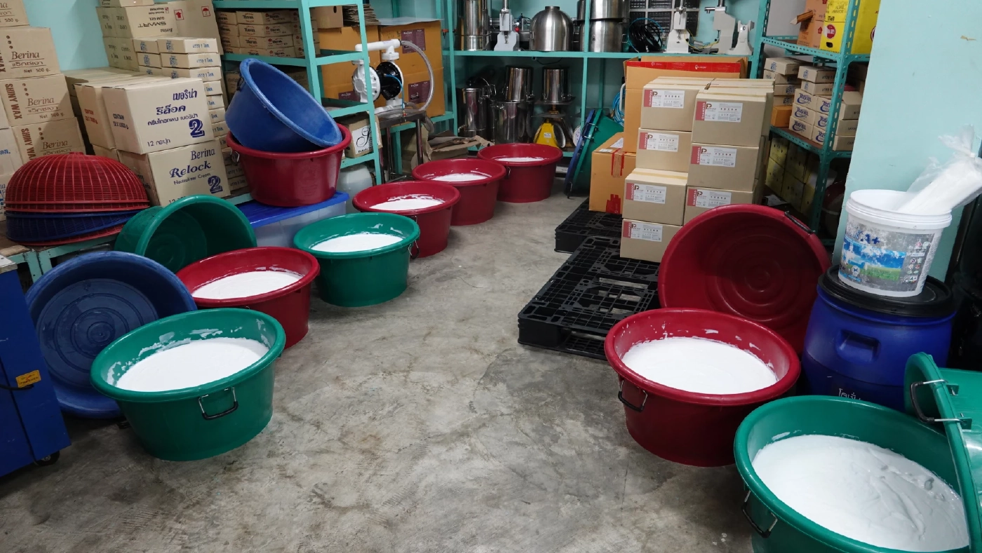 สืบนครบาล บุกช่วยลูกจ้างสาว ทลายโรงงานผลิตเครื่องสำอางเถื่อน