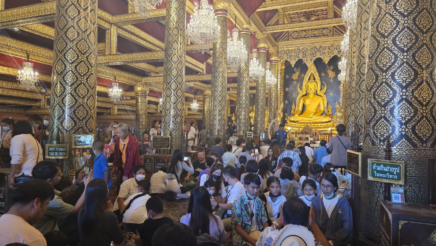 นักท่องเที่ยวแวะกราบไหว้ขอพร "พระพุทธชินราช" ช่วงวันหยุดยาวคึกคัก