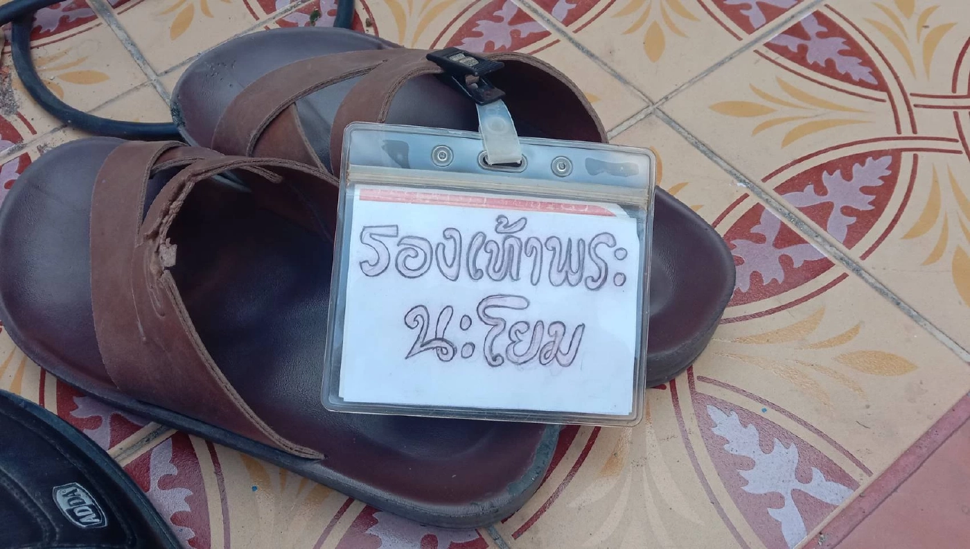 สีสันสุดฮา! กลัวเกิบหาย พระเขียนป้ายติดไว้ "รองเท้าพระนะโยม"