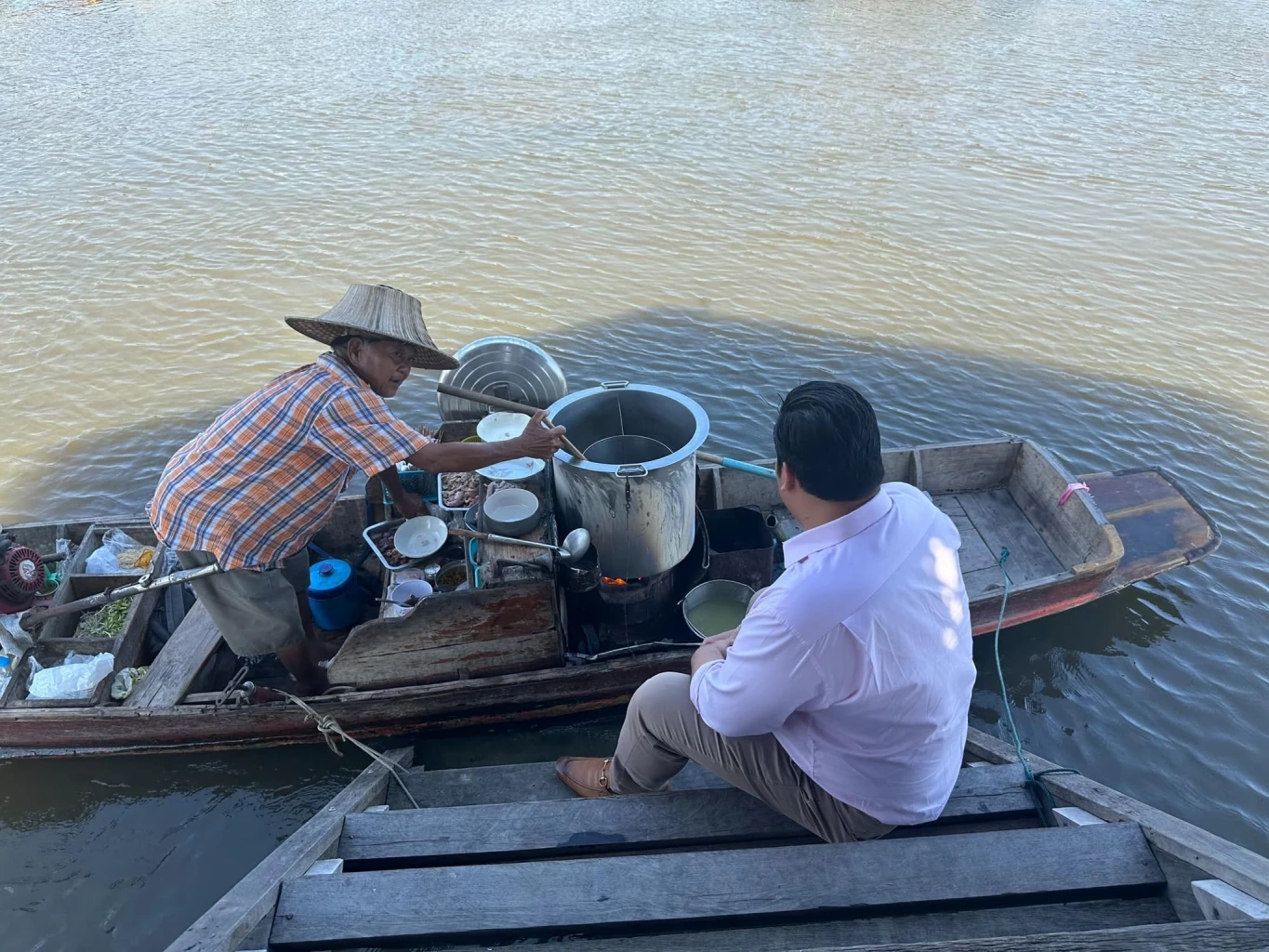 "ท่านอ้น" รอก๋วยเตี๋ยวเรือ ริมคลองบางกอกน้อย