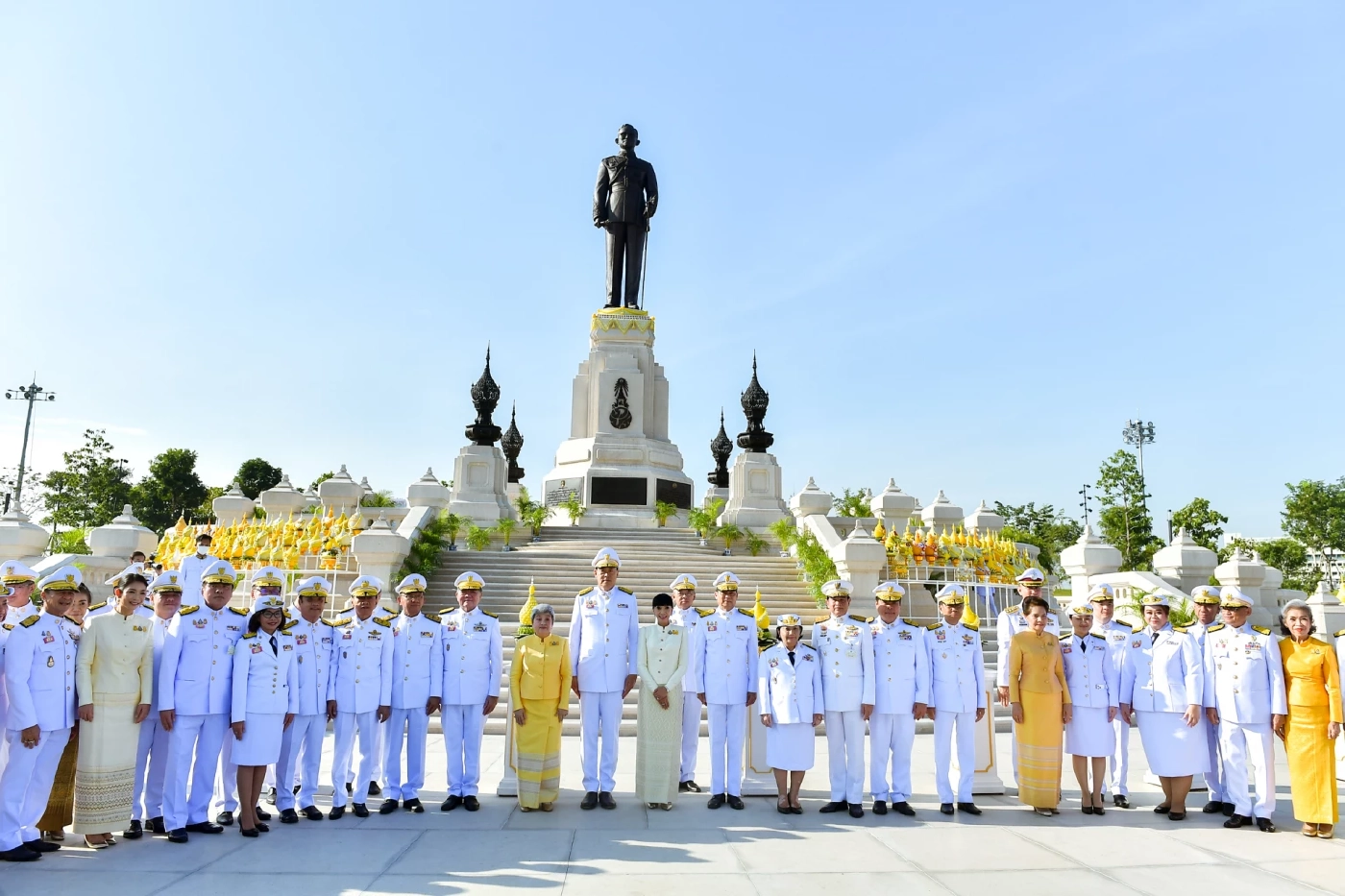 นายกฯ เป็นประธานพิธีเจริญพระพุทธมนต์ ทำบุญตักบาตร เนื่องในวันที่ 5 ธันวาคม