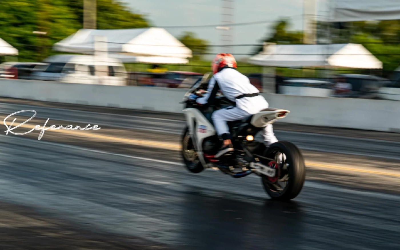 นักแข่งบิ๊กไบค์ชื่อดัง ซิ่งรถแหกโค้งเสียชีวิต ก่อนถึงบ้านแค่ กม.เดียว