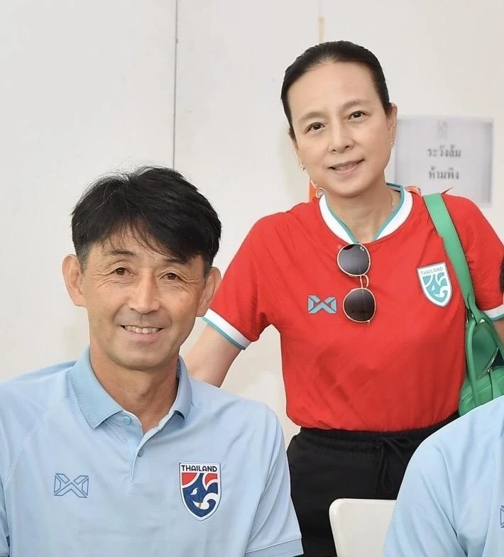 มาซาทาดะ อิชิอิ กุนซือทีมชาติไทย และ มาดามแป้ง ตัวเต็งนายกบอลไทยคนใหม่