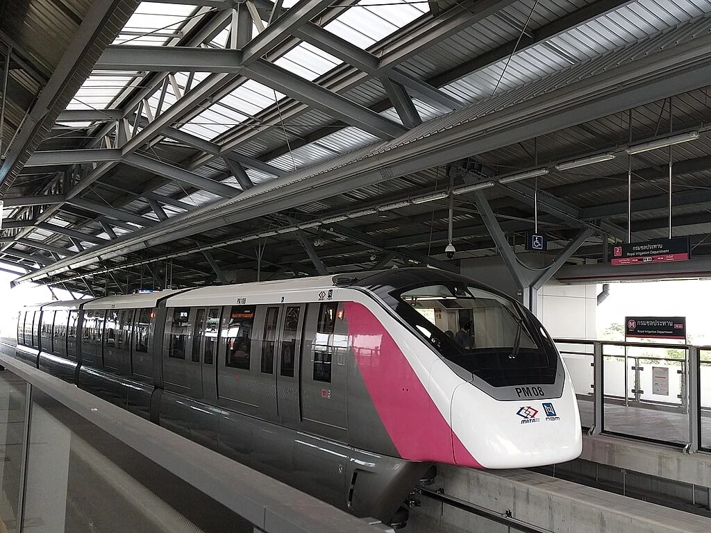 ชวนรู้จัก "น้องนมเย็น" รถไฟฟ้าสายสีชมพู ก่อนเกิดเหตุระทึกรางเหล็กร่วง