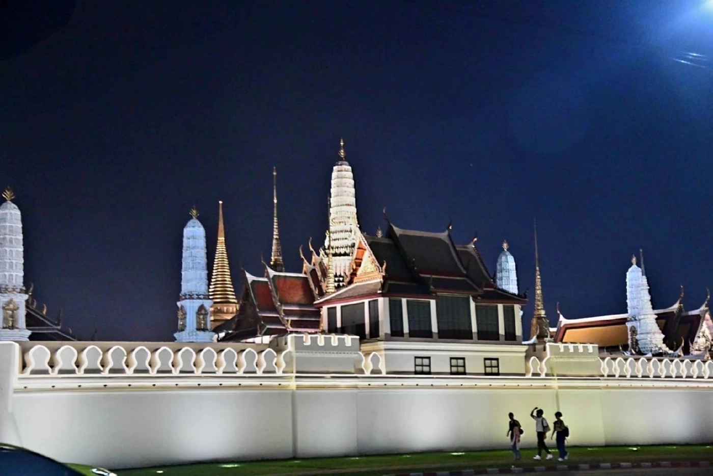 ผู้ว่าการ MEA ลงพื้นที่ตรวจการติดตั้งไฟประดับปีใหม่ ถนนราชดำเนิน