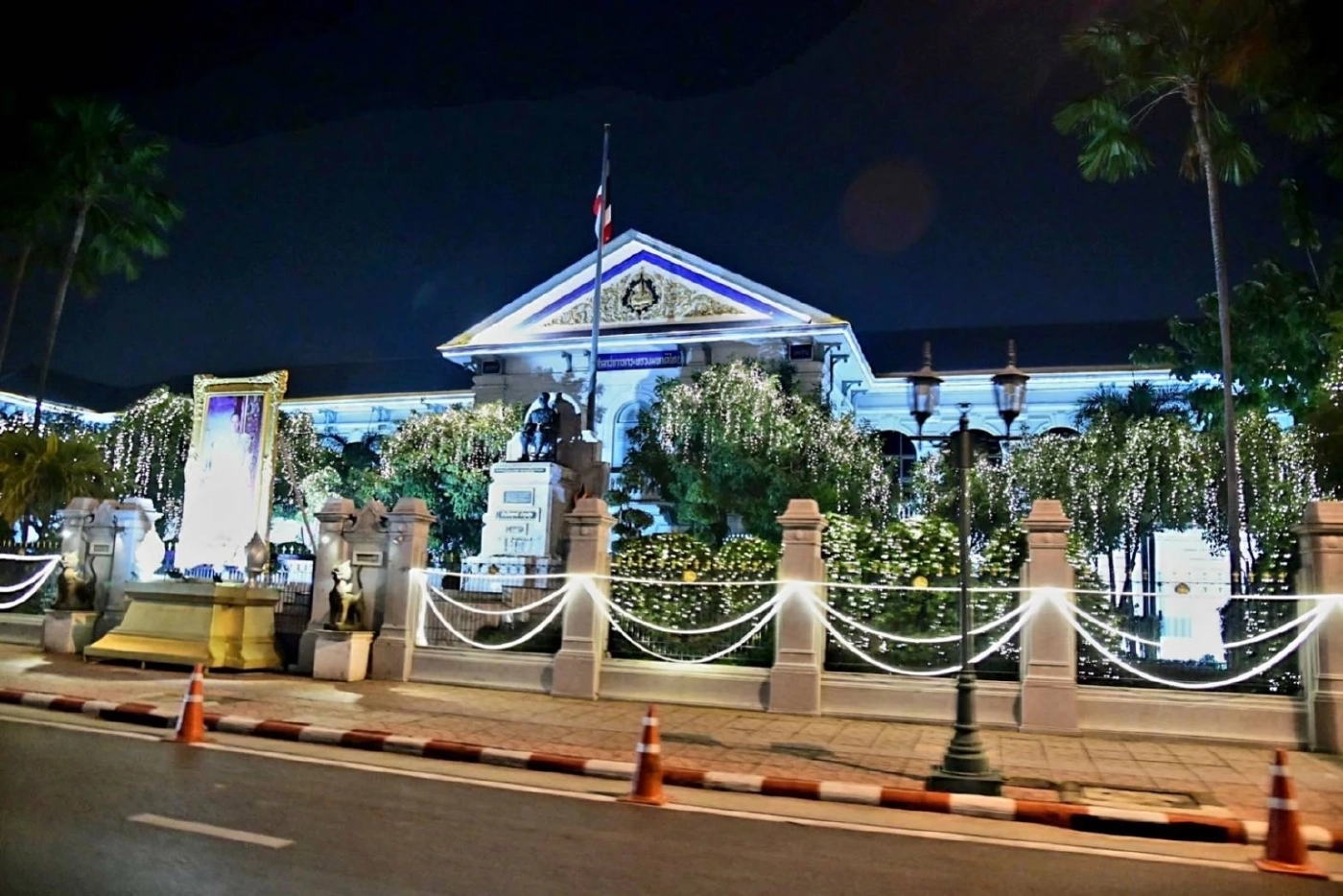 ผู้ว่าการ MEA ลงพื้นที่ตรวจการติดตั้งไฟประดับปีใหม่ ถนนราชดำเนิน