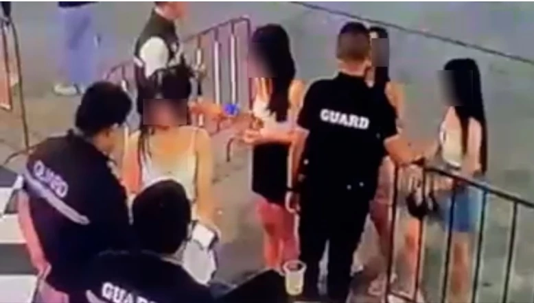 สาว 17 ปี คู่กรณี สมรักษ์ และกลุ่มเพื่อน ที่หน้าสถานบันเทิง