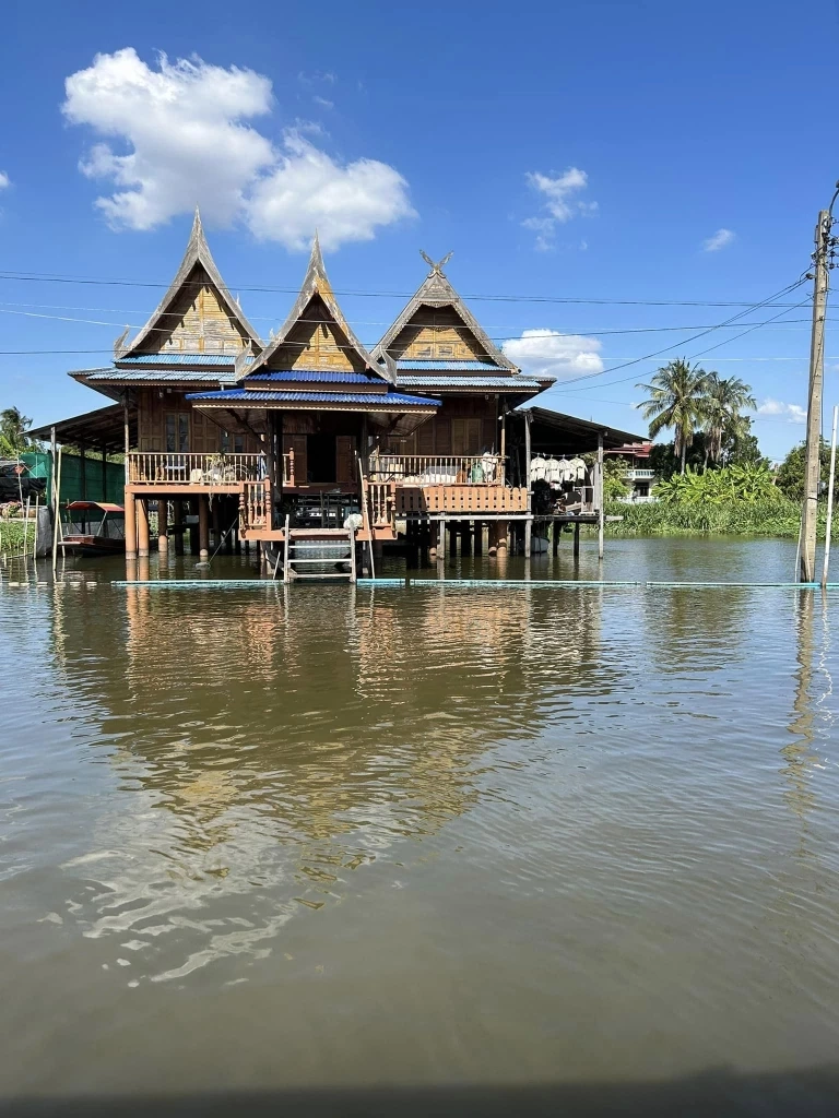 บ้านเรือนไทย ริมคลองบางกอกน้อย