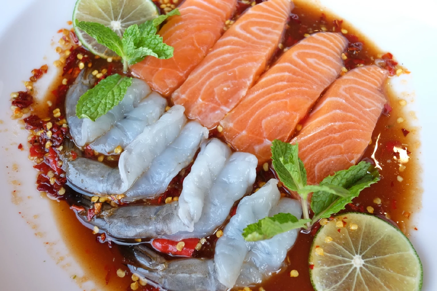 ยำแซลมอนกุ้งสดทะเลเดือด