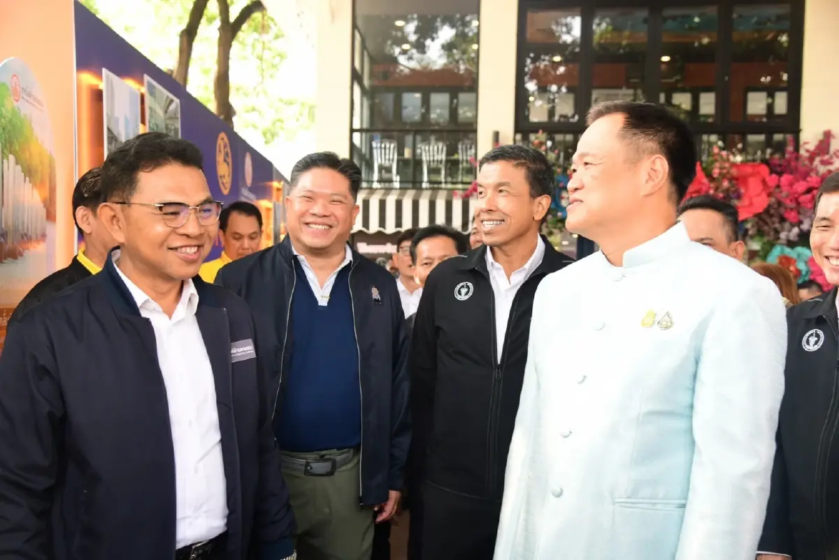 มท.1 ร่วมรื้อเสาไฟฟ้าต้นสุดท้าย พร้อมเนรมิตพหลโยธิน ถนนสวยไร้เสาสาย