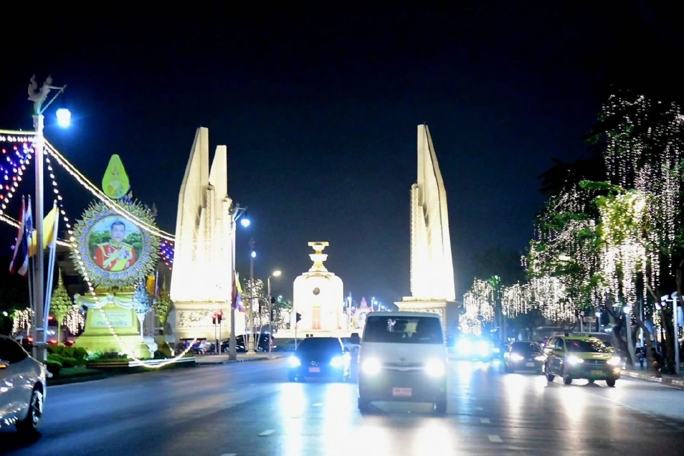 ผู้ว่าการ MEA ลงพื้นที่ตรวจการติดตั้งไฟประดับปีใหม่ ถนนราชดำเนิน