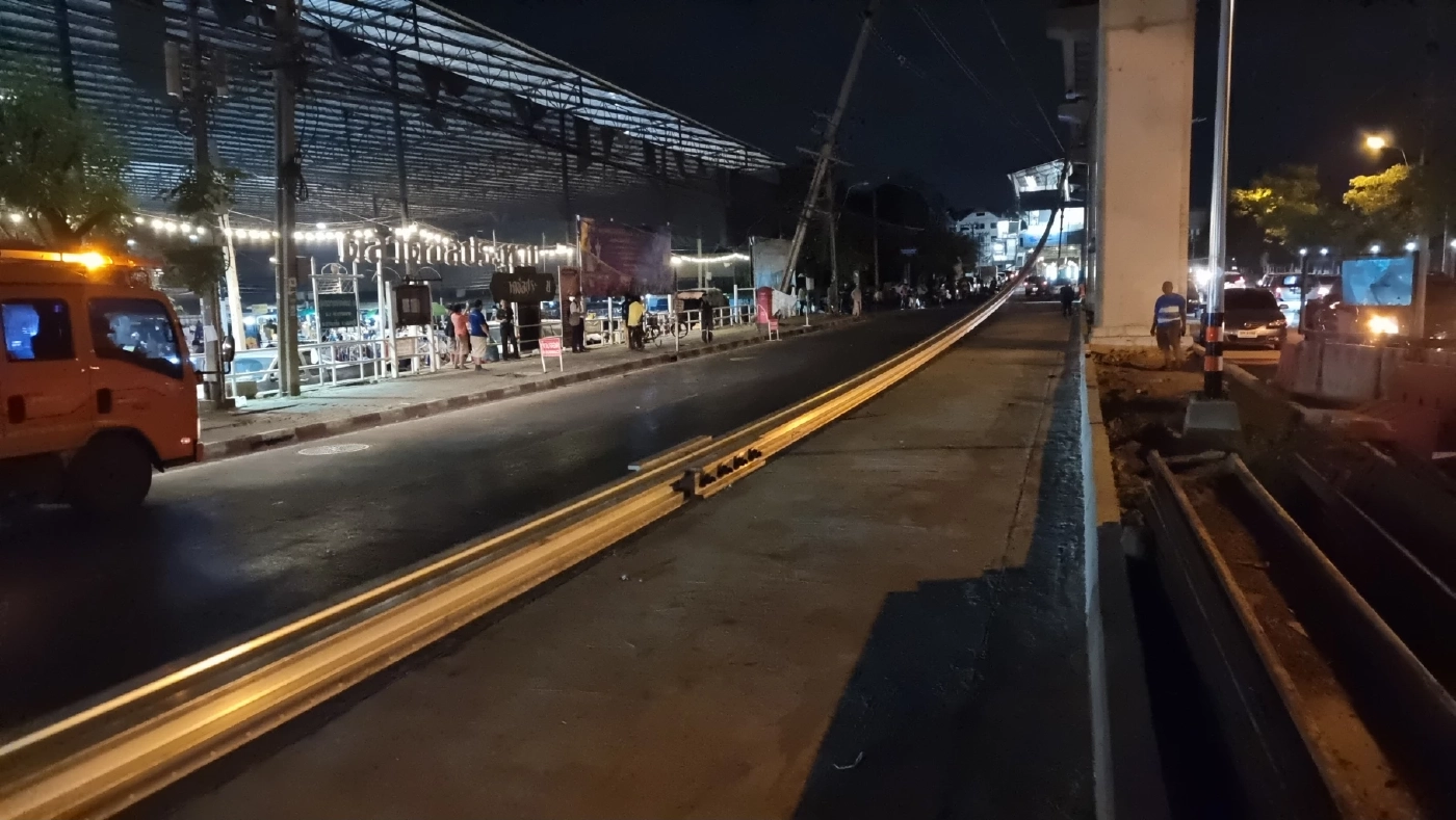 ด่วน! รางรถไฟฟ้าสายสีชมพู ร่วงหล่นยาวกว่า 5 กม. ทับรถพังยับ เสาไฟฟ้าแทบล้ม