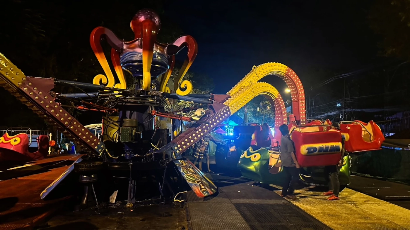 เครื่องเล่น ปลาหมึกยักษ์ พังถล่ม