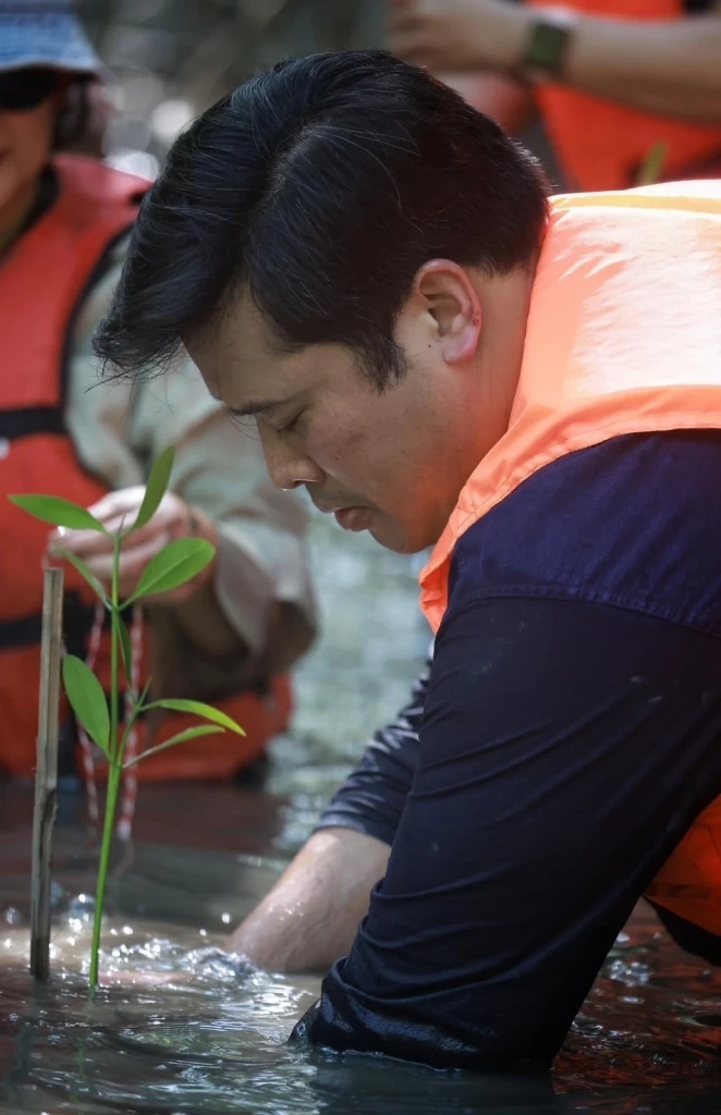 "ท่านอ้น" โพสต์ภาพปลูกป่าโกงกาง พร้อมแคปชัน"ธรรมชาติบำบัด สร้างสมดุลย์"