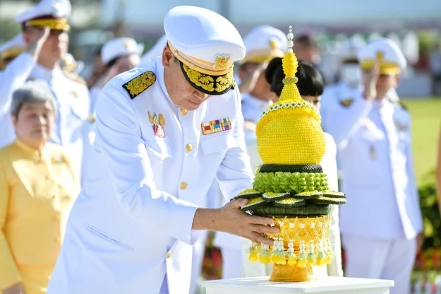 นายกฯ เป็นประธานพิธีเจริญพระพุทธมนต์ ทำบุญตักบาตร เนื่องในวันที่ 5 ธันวาคม