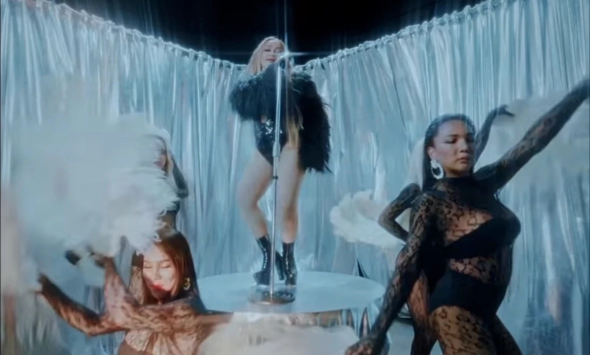 ยุ้ย ญาติเยอะ แซ่บไฟลุก ร่วมงาน มิกซ์ เฉลิมศรี ในเพลง ฟ้ารักพ่อ